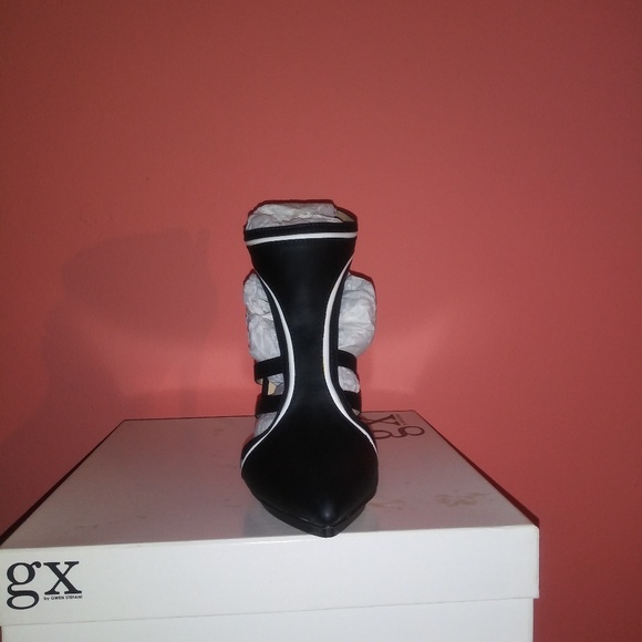 👠 - Picture 3 of 3